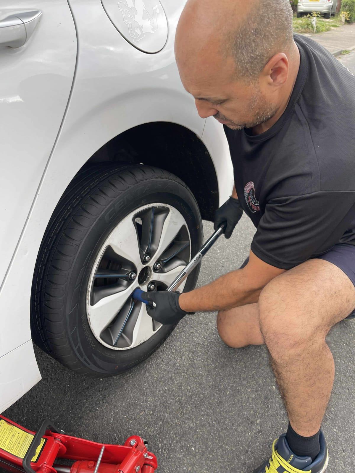 Markus fitting a tyre